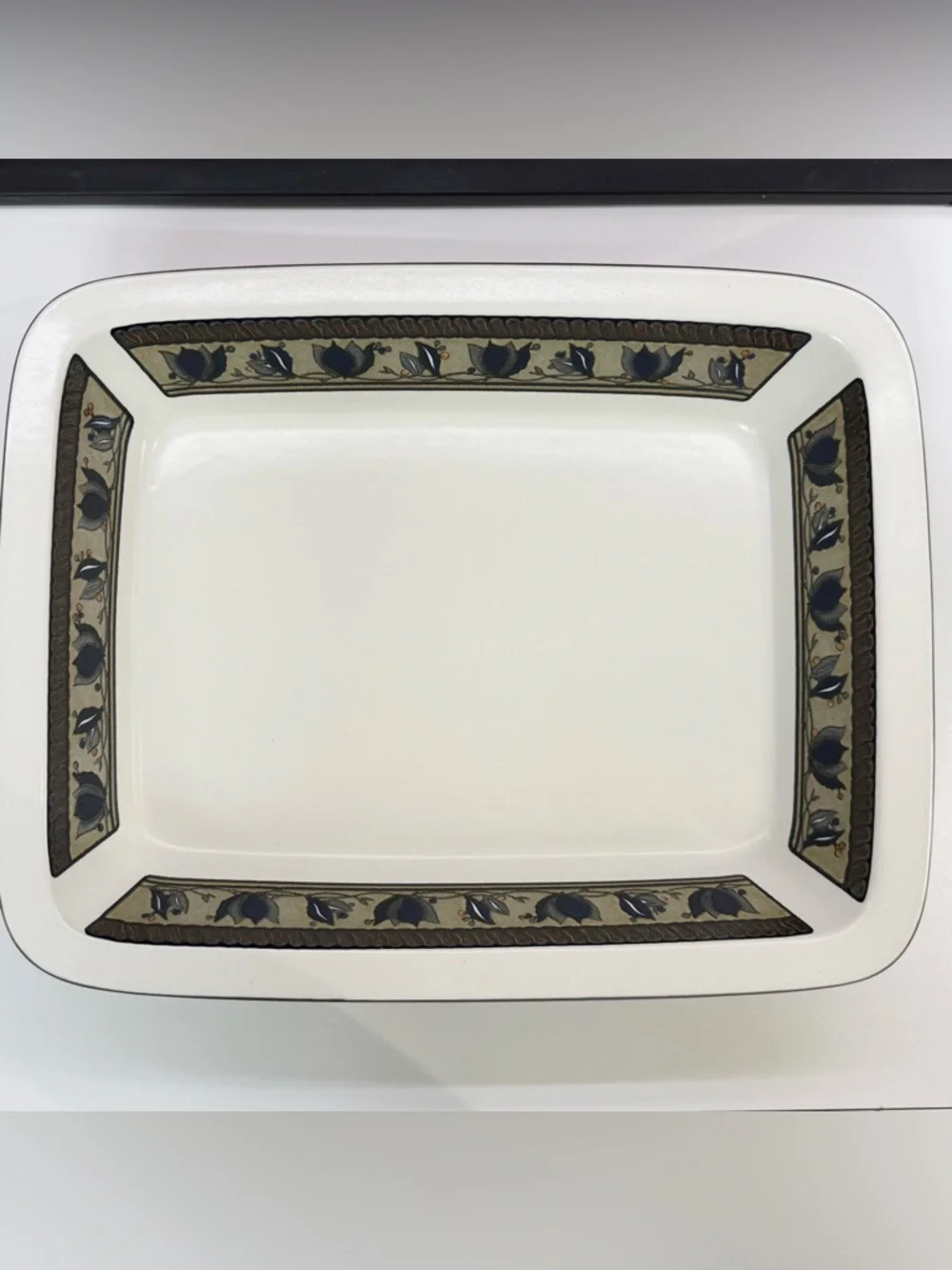 Mikasa Intaglio Arabella Casserole 13.25” x 10.5” x 2.25” - Oven to Table